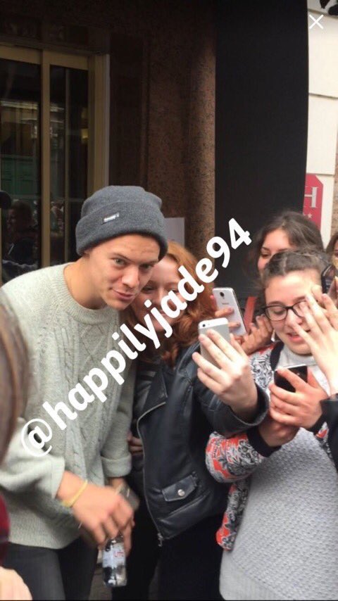 HarryUpdatesGER's tweet image. Harry heute mit Fans außerhalb seines Hotels! (19.05.16) #1-4