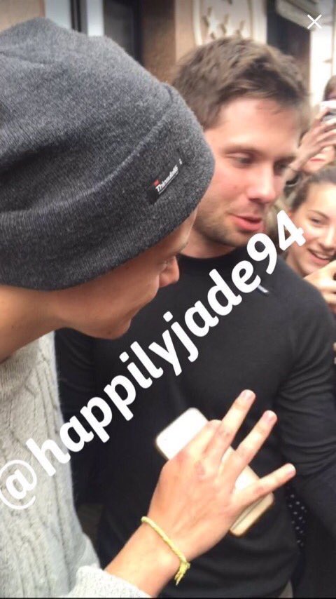 HarryUpdatesGER's tweet image. Harry heute mit Fans außerhalb seines Hotels! (19.05.16) #1-4