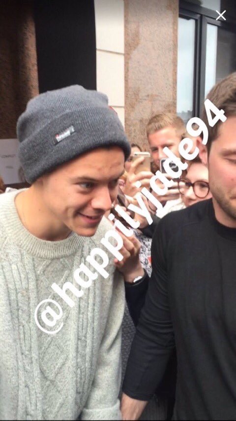 HarryUpdatesGER's tweet image. Harry heute mit Fans außerhalb seines Hotels! (19.05.16) #1-4