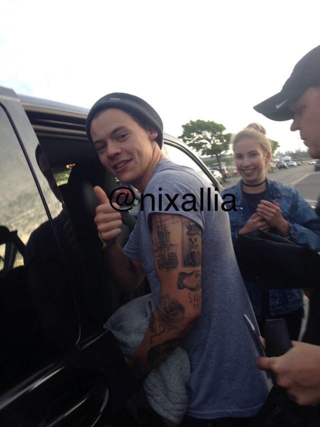 HarryUpdatesGER's tweet image. Harry heute mit Fans außerhalb seines Hotels! (19.05.16) #1-4