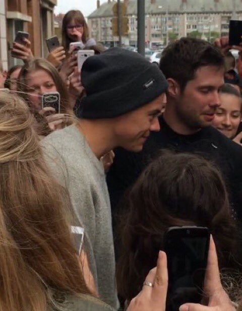 HarryUpdatesGER's tweet image. Harry heute mit Fans außerhalb seines Hotels! (19.05.16) #5-8