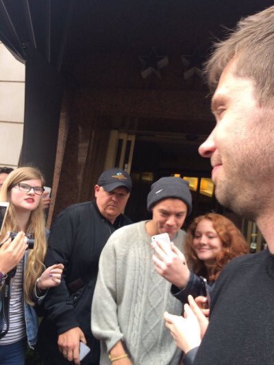 HarryUpdatesGER's tweet image. Harry heute mit Fans außerhalb seines Hotels! (19.05.16) #5-8