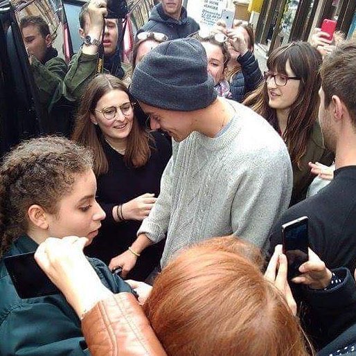 HarryUpdatesGER's tweet image. Harry heute mit Fans außerhalb seines Hotels! (19.05.16) #5-8
