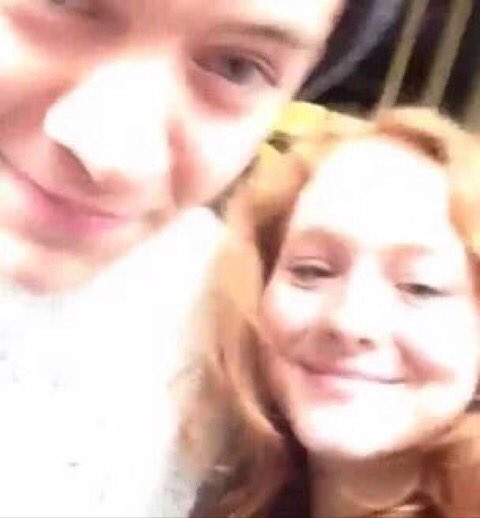 HarryUpdatesGER's tweet image. Harry heute mit Fans außerhalb seines Hotels! (19.05.16) #9-12