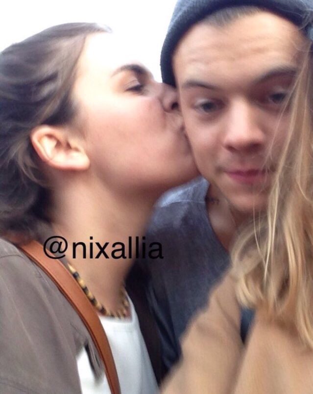 HarryUpdatesGER's tweet image. Harry heute mit Fans außerhalb seines Hotels! (19.05.16) #9-12