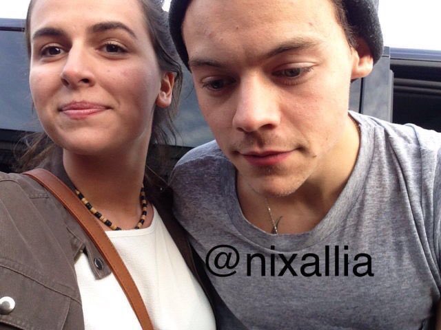 HarryUpdatesGER's tweet image. Harry heute mit Fans außerhalb seines Hotels! (19.05.16) #9-12