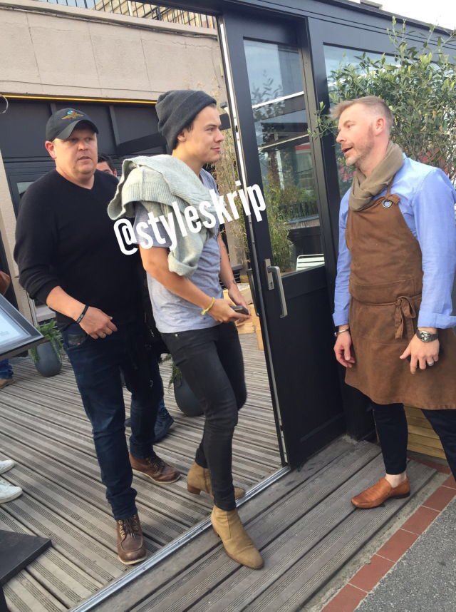 HarryUpdatesGER's tweet image. Harry heute Mittag außerhalb seines Hotels! (19.05.16) #14