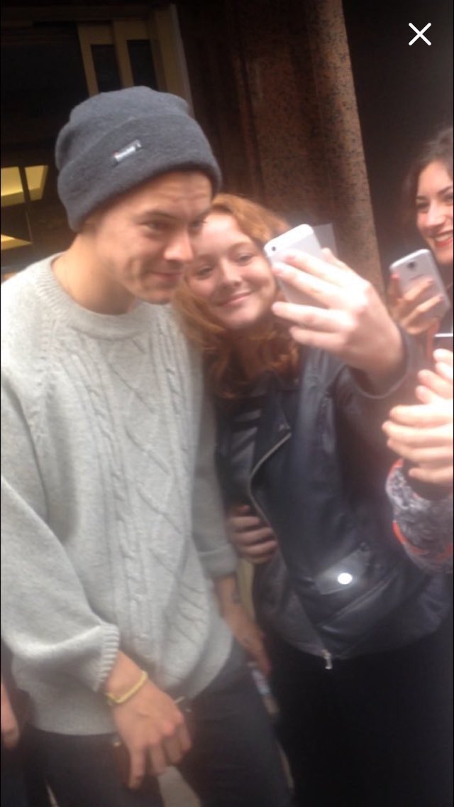 HarryUpdatesGER's tweet image. Harry heute mit einem Fan außerhalb seines Hotels! (19.05.16) #15