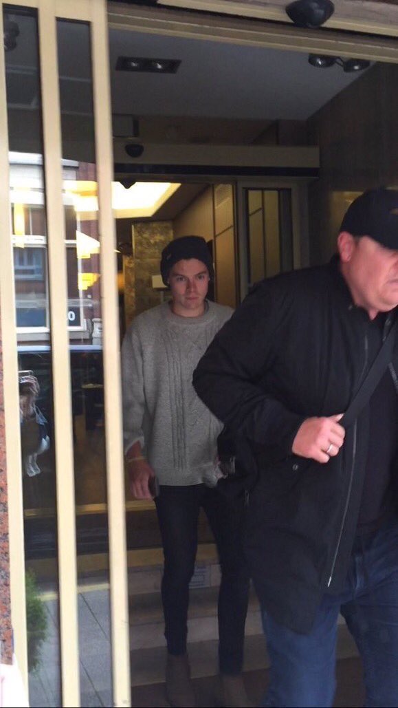 HarryUpdatesGER's tweet image. Harry heute beim verlassen seines Hotels in Dunkirk! (19.05.16) #1-2