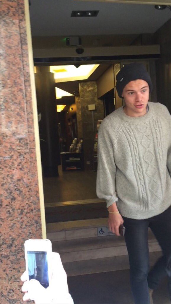 HarryUpdatesGER's tweet image. Harry heute beim verlassen seines Hotels in Dunkirk! (19.05.16) #1-2