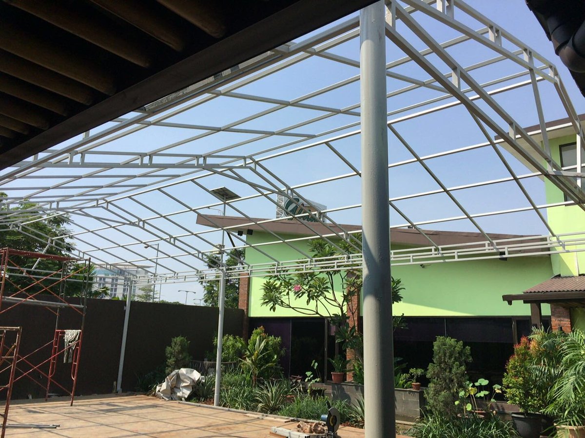 Proses pembangunan outdoor dining Di Riung Tenda Harapan Indah. Penambahan tempat lesehan untuk menambah kenyamanan.