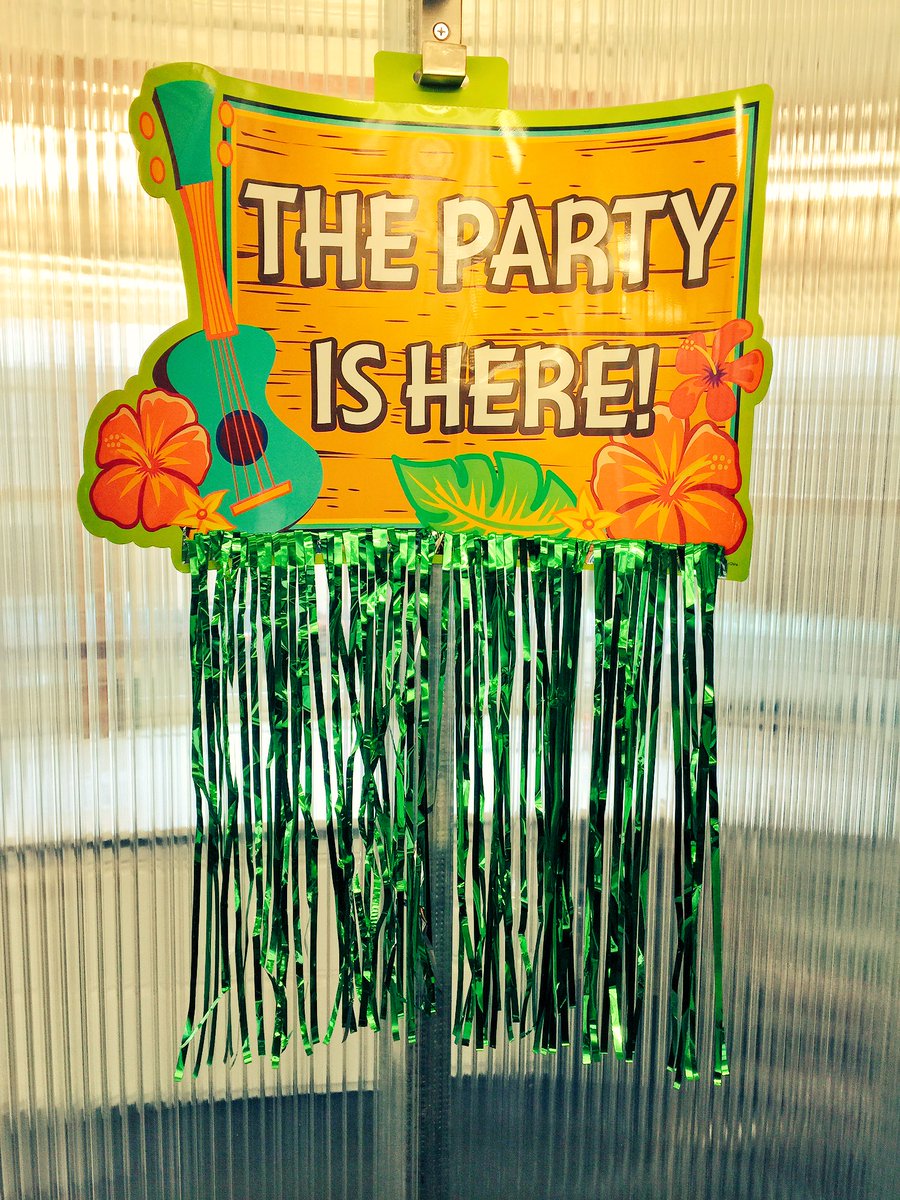 UWAdventures's tweet photo. Preparing for the Underwriting Back to Summer Bash. #backtosummer #partyanimals #UnderwritersKnowHowToParty https://t.co/lw77vO4r1z