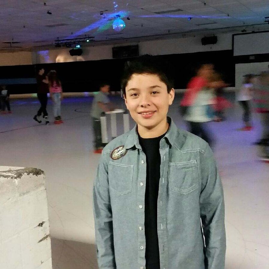 if_araque's tweet photo. Skating with friends. I think this a cool pic people skating in background #kidsmodel #actorslife https://t.co/aHRdGzlxuQ