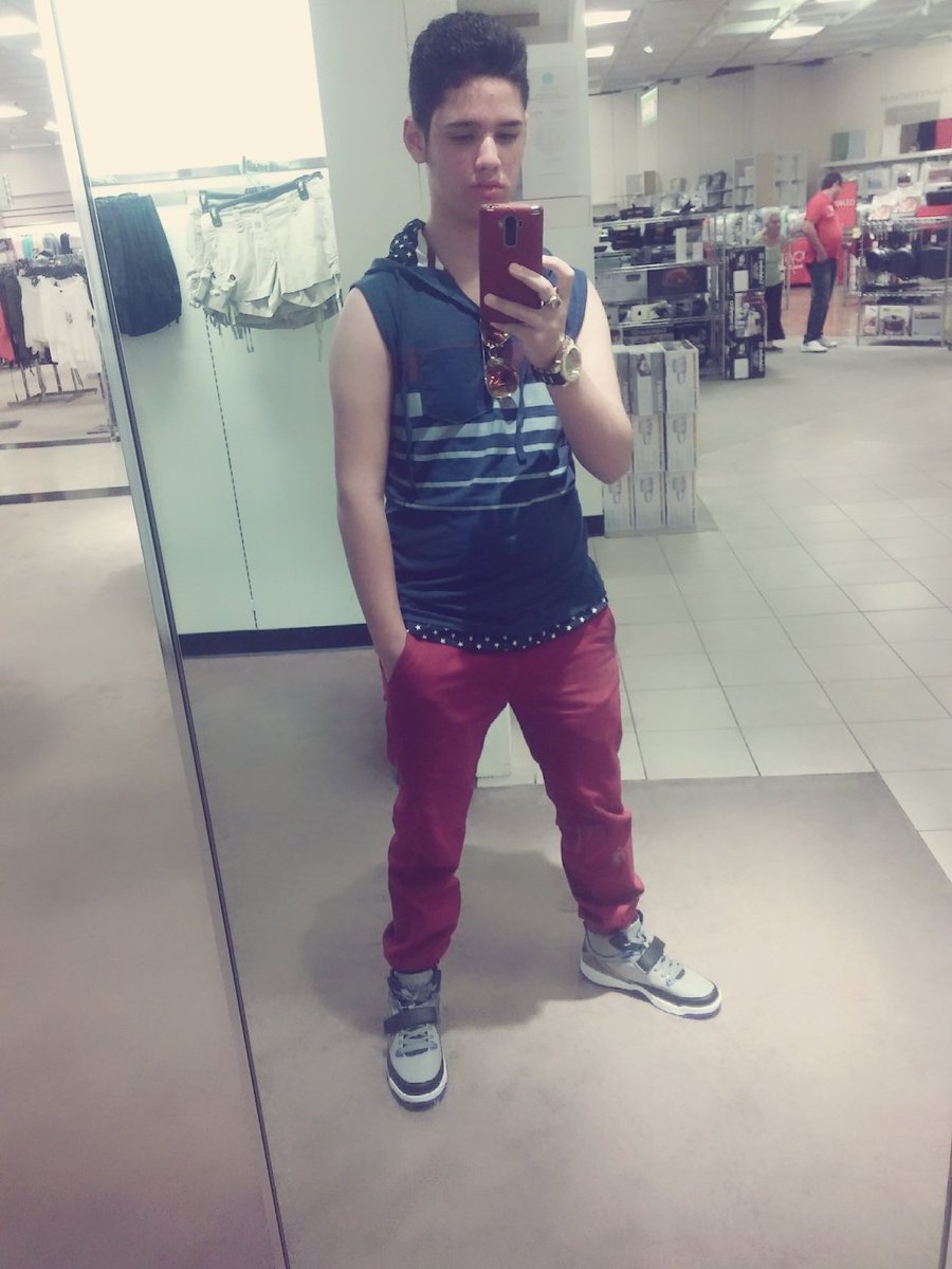 lariusky's tweet photo. In Macy's https://t.co/vKmEA8RV1n