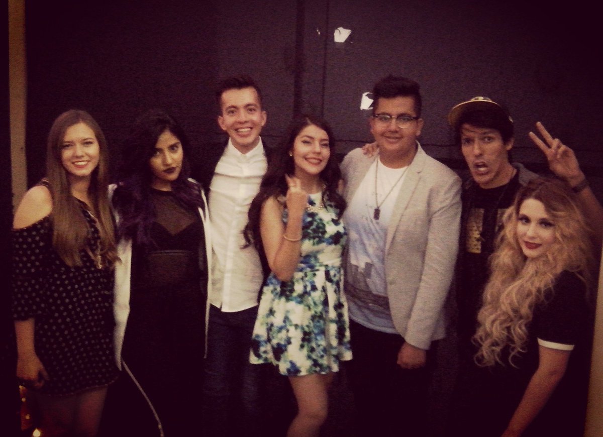 sergiommb's tweet image. Puro talento junto (y yo tras la cámara) ayer en la alfombra roja de #TiniElGranCambioDeVioletta!! 😀👔👠🎬