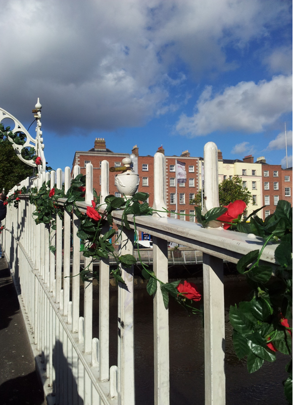 ThisIsEmmaHynes's tweet photo. Oh, to look upon the Ha’penny Bridge! https://t.co/16wEnyWHqU https://t.co/aKOA3nUDQe