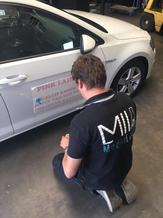 En weer een auto bij #MediaLab3 heb je nog genoeg folie <a href="/robertvannoort/">Robert van Noort</a>