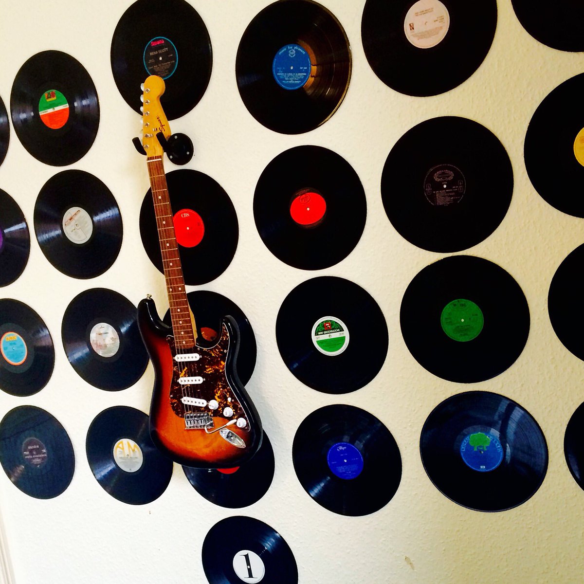 JustTedMusic's tweet photo. New wall art 🎸🎼#guitar #vinyl #london #justted https://t.co/0PqbPr92Sl