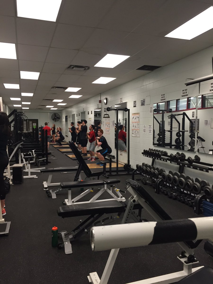 LBHS_athletics's tweet photo. Peak power workout ! #welovesquats https://t.co/FLbWe73fcN
