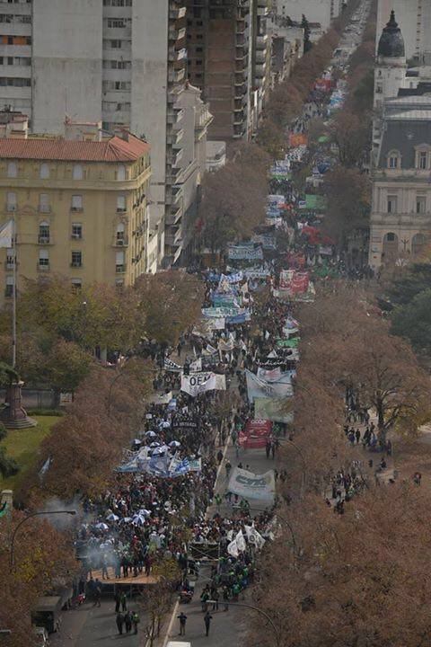 PTP_LaPlata's tweet photo. #UnidadDeLosTrabajadores | Masiva marcha de trabajadores y desocupados. ¡Necesitamos medidas a favor del pueblo! https://t.co/IIDsknrxyV