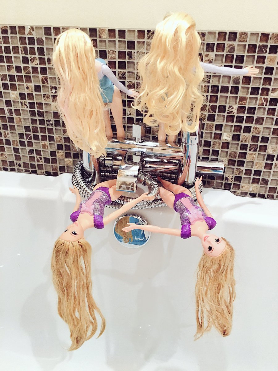 thefacers's tweet photo. Some crazy synchronised acrobats going on here!! #bathtime #princesses https://t.co/k3MPDwRMqW