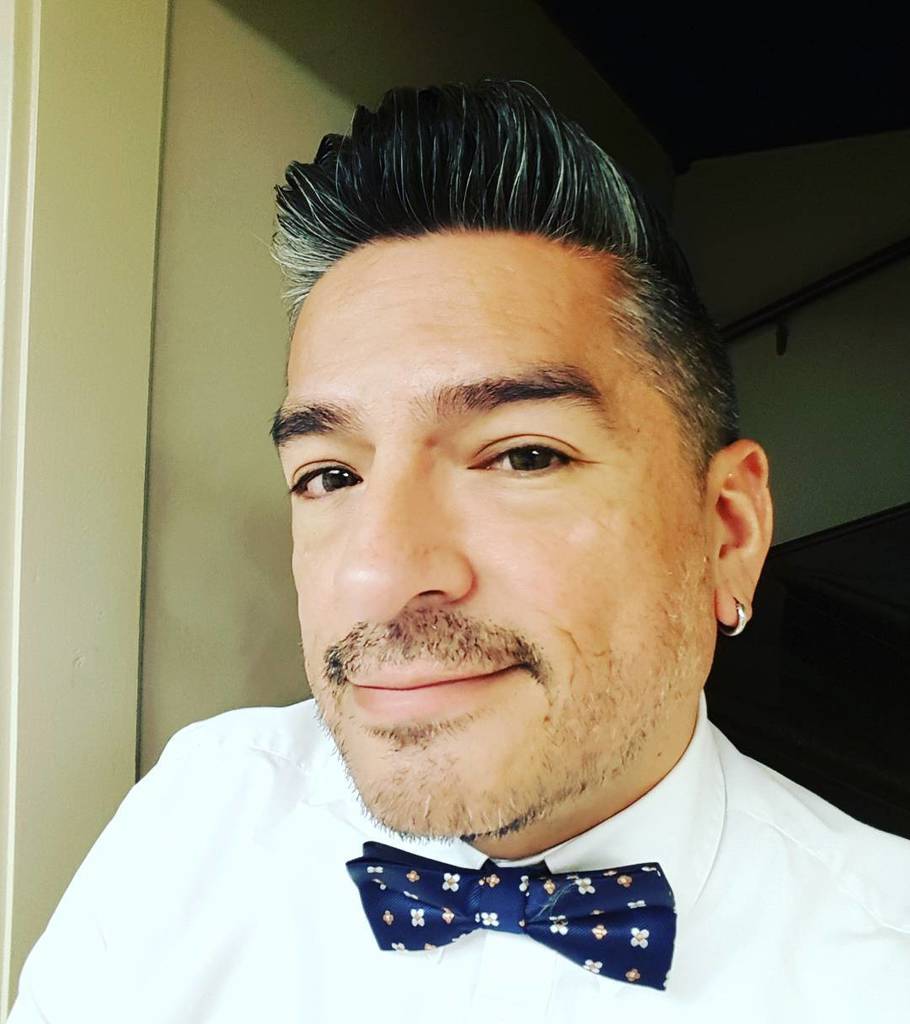 clino_ch's tweet photo. #selfie #solfo #gay #instagay #gaytraveler #combhair #comb #instaselfie #greyhair #tie #su⦠https://t.co/hzrLopkWCT https://t.co/ebW7HarnLs