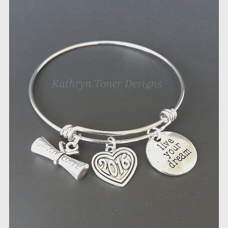 KTonerDesigns's tweet photo. #graduation #graduationgift #classof2016 #giftideas #giftsunder20   #shopnow #handmade https://t.co/lrNUJ1RRp0+ https://t.co/B6xeTACQKO