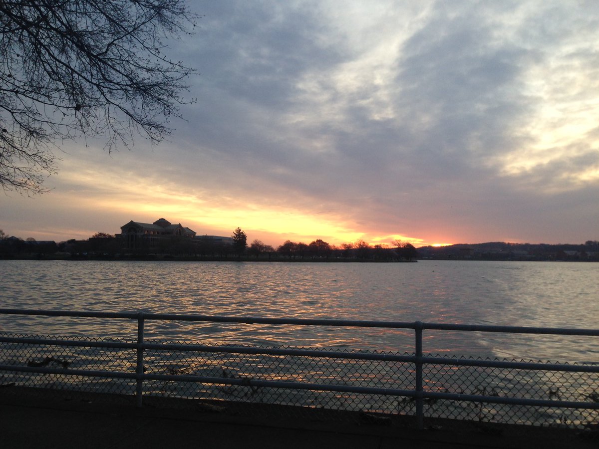 HolliFinneren's tweet photo. #foundmypark @NatlParkService enforce illegal bus parking, protect recreational activities Hains Point! #dcgem https://t.co/mklCMZLfQy