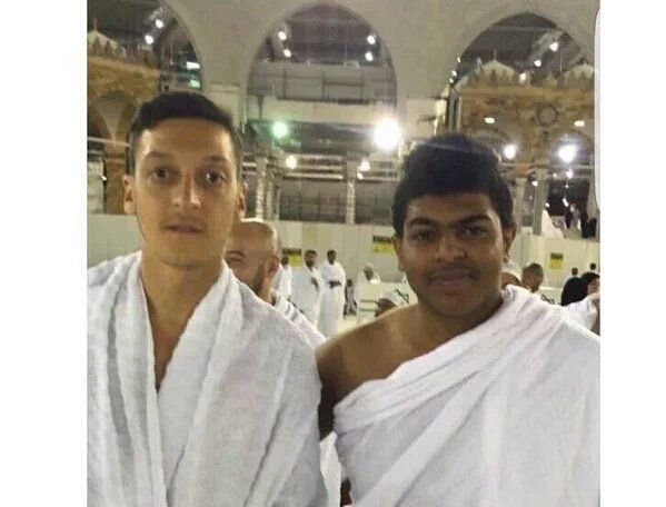 kabarnya setelah habis mengunjungi suriah Mesut Özil langsung pergi ke Mekkah untuk beribadah Umroh! #Respect