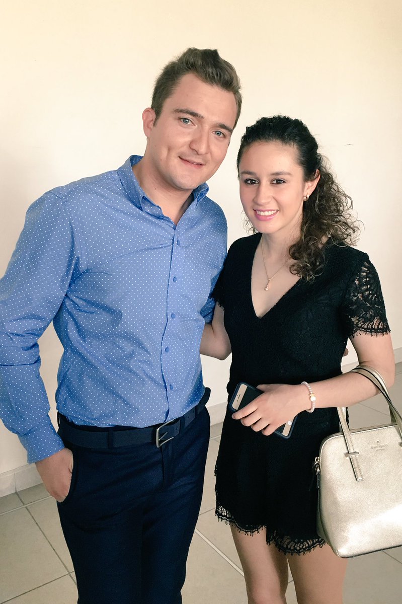 felichxxini's tweet photo. Estamos listos a punto de cantar el desfile de modas de @Liverpool con @ViviannBaeza #PuedoCreer 🎧 #FélixOrlanzzini https://t.co/KeiLxntD9P