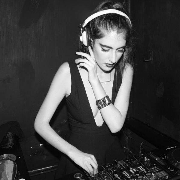 Hoy <a href="/Andrea_Torrev/">Andrea Torre Vega</a> de regreso en LEONOR. 
#juevesdeleonor