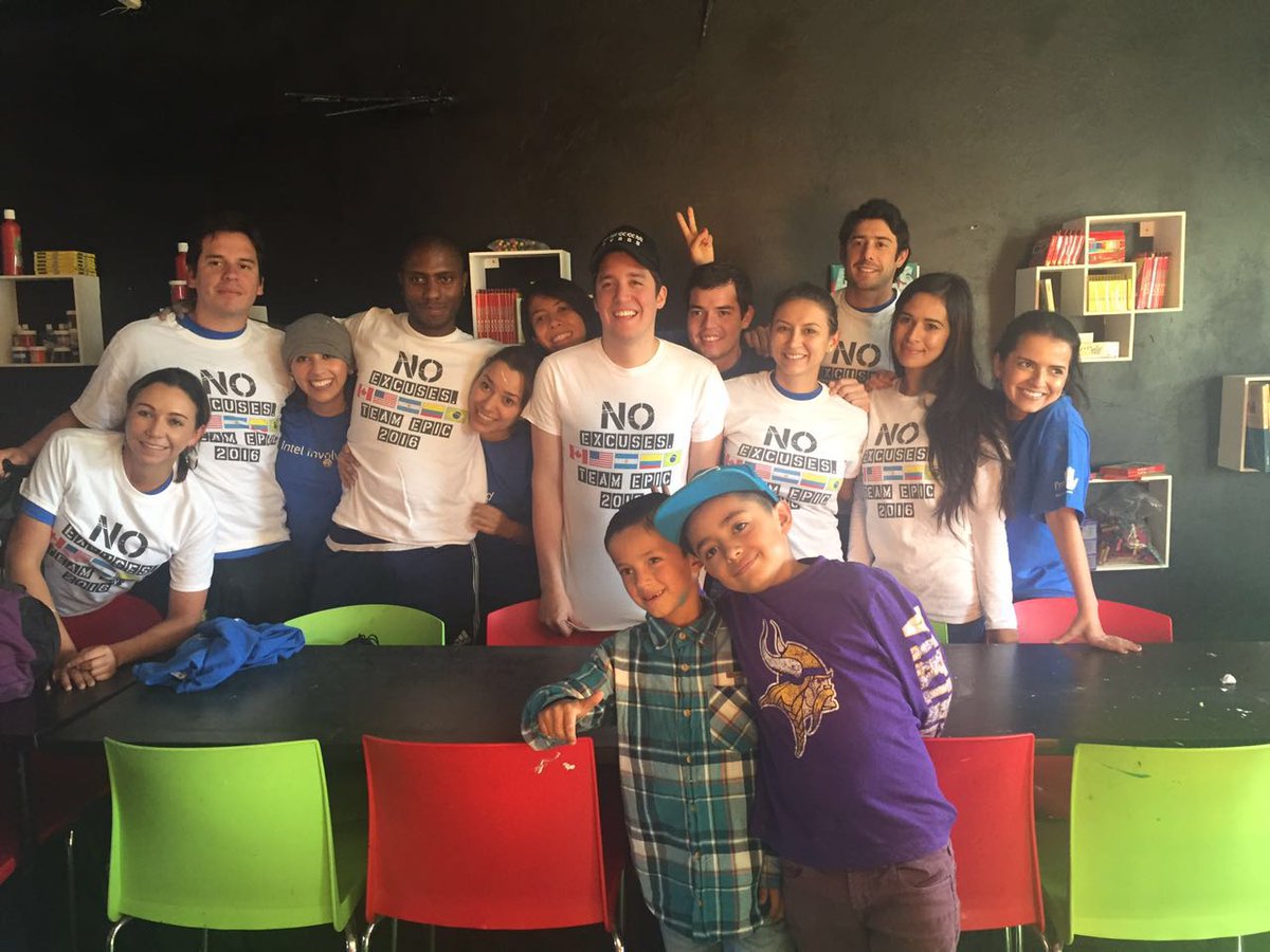 DiegoArmando_86's tweet photo. Hoy dando un poco de alegría y colores a nuestros niños #IntelSecGives #TeamEPIC #Fundacionlaspulgas @doubleaarias https://t.co/GkKDbN2Sfa