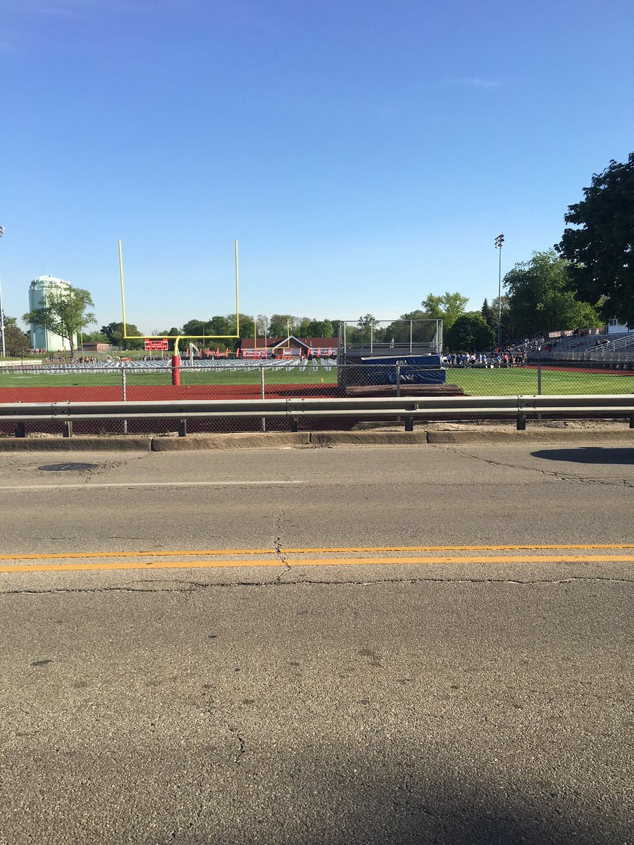JoshMcmaho's tweet photo. Congrats @ThisIsHCHS on commencement. #drivingby https://t.co/v4i5C55AuV