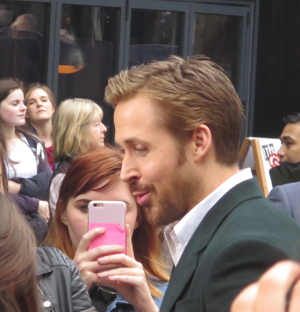 prettyxcool's tweet photo. Thank you @AgencyOneUK !!! Red carpet with #MrNiceGuys @RyanGosling @NiceGuysMovieUK 💖 💕 https://t.co/Bpwie6fRdo