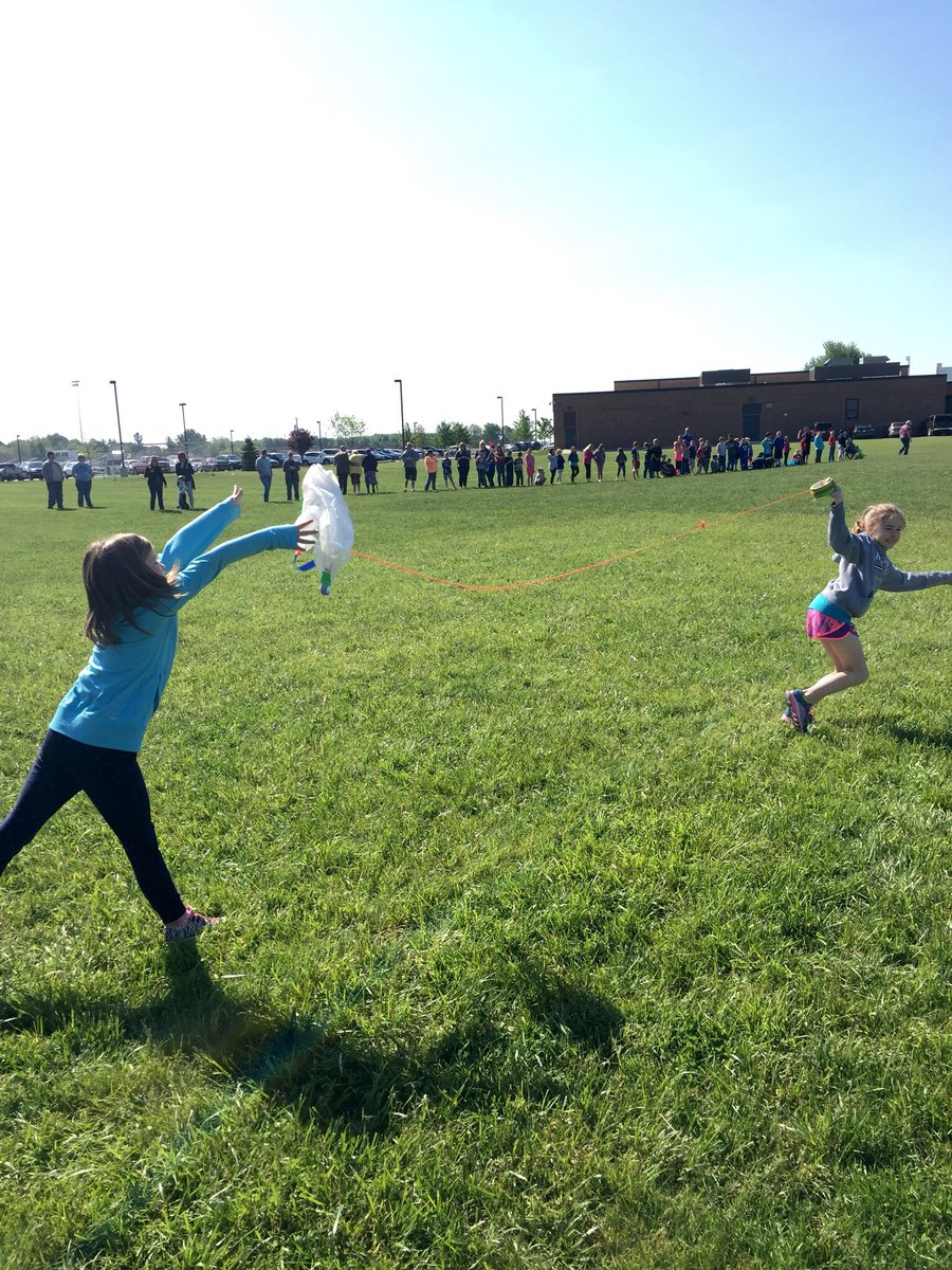 3rdScots's tweet photo. Kite Flight was a success!! @HighElem #teamwork #pbl #collaboration https://t.co/eFSZpNY2Pt