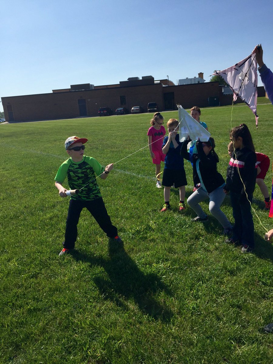 3rdScots's tweet photo. Kite Flight was a success!! @HighElem #teamwork #pbl #collaboration https://t.co/UVEtgpxNV8
