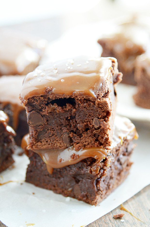 If you’re into ooey, gooey, and fudgy– you do not want to miss out on this recipe. somethingswanky.com/salted-caramel…