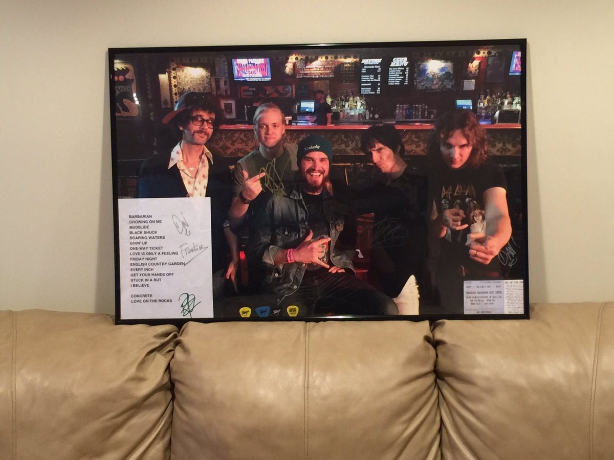 blue_da_chris's tweet photo. This poster is too Heavy Metal for any simple nail to hold its massive rockness @thedarkness @JustinHawkins https://t.co/nsD4hwjxqI
