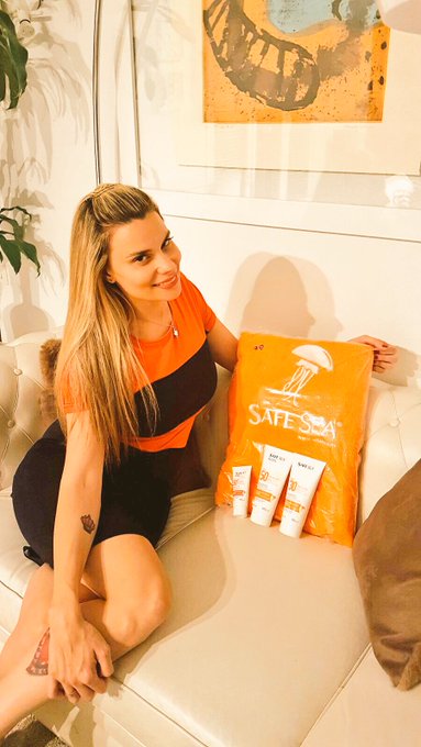 S&uacute;per contenta con el regalito de @SafeSeaES 😃😃😃😃🌊☀️🐳🦀👙 https://t.co/MGoRtFoF7Y<a class="tags" target="_blank" title="On Twitter" href="/?out=eyJ0eXAiOiJKV1QiLCJhbGciOiJIUzUxMiJ9.eyJpYXQiOjE3MjMwMjgxOTMsImlzcyI6InR3cG9ybnN0YXJzLmNvbSIsIm5iZiI6MTcyMzAyODE5MywiZXhwIjoxNzU0NTY0MTkzLCJyZWRpcmVjdF91cmwiOiJodHRwczovL3R3aXR0ZXIuY29tL1NhZmVTZWFFUyJ9.l3DJybjMtVSX7TWpn9JnI3mcF59cMQYA9eTPDETIK5DJep744SSke0dFsuRQcqCN1nPzy-MtPKKhZqwQDRYplQ">@SafeSeaES</a><a href="/tag/adeudelfinari"class="tags"><span>#adeudelfinari</span></a>