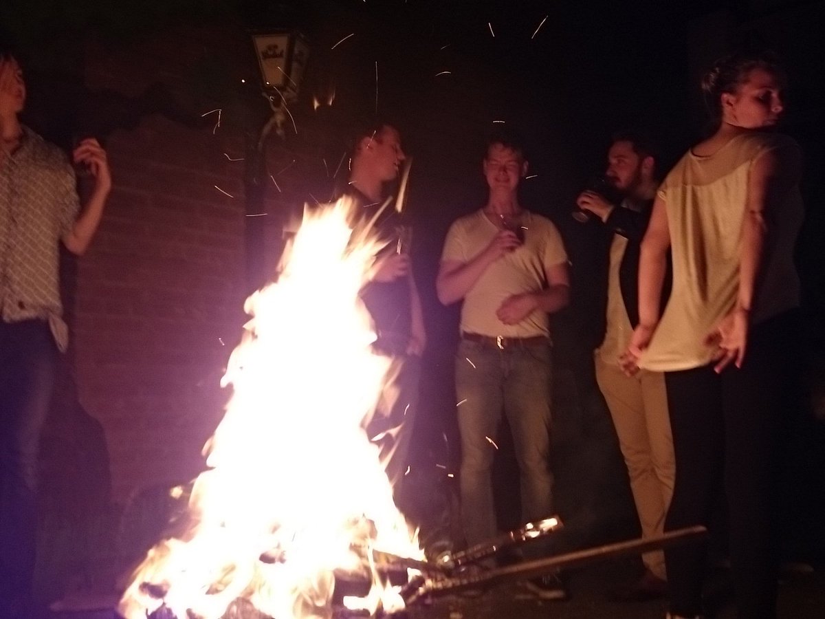 Na een kletsnatte barovername weer lekker opwarmen bij een vuurtje.#soostuin #gezelligheid #ZHTC