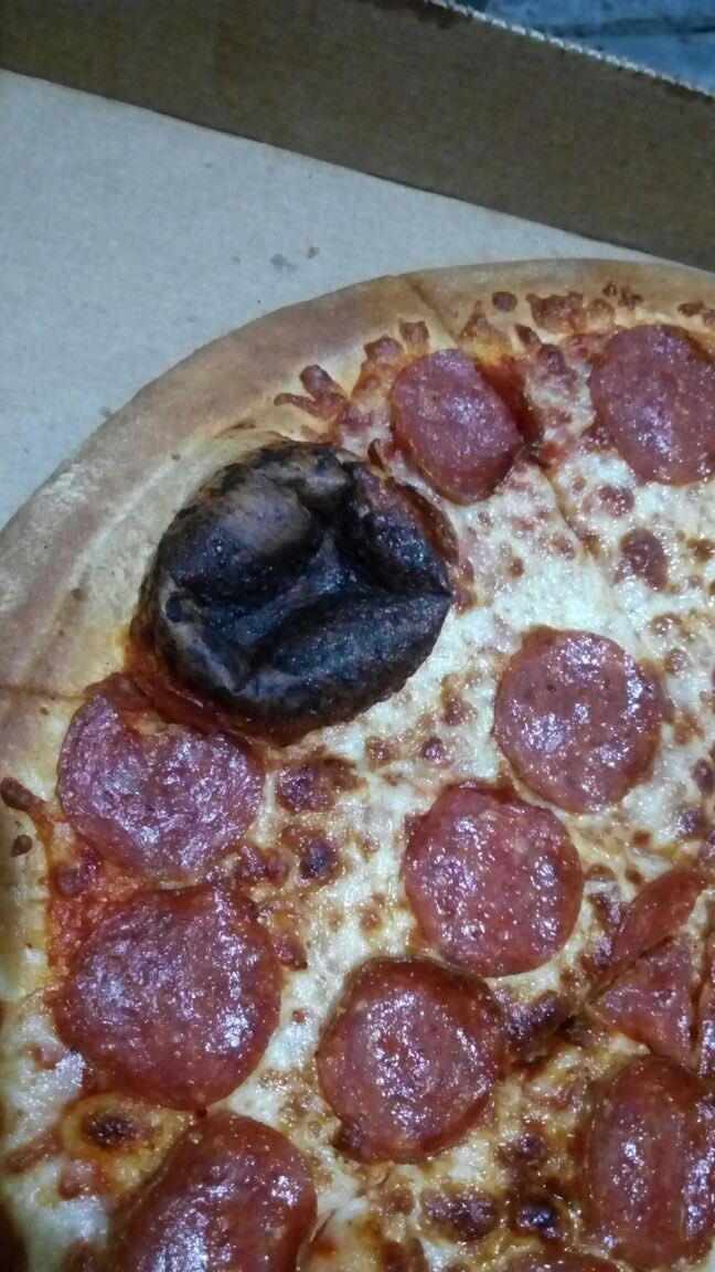 _gabycantu's tweet photo. Viernes 13 de Mayo, la pizza mas fea que me han vendido @littlecaesarsmx y tuvimos que quitar las burbujas quemadas. https://t.co/7YDXwz5TzE