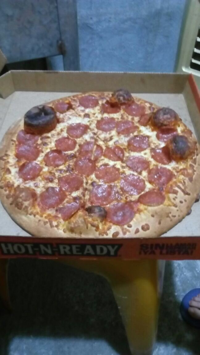 _gabycantu's tweet photo. Viernes 13 de Mayo, la pizza mas fea que me han vendido @littlecaesarsmx y tuvimos que quitar las burbujas quemadas. https://t.co/7YDXwz5TzE