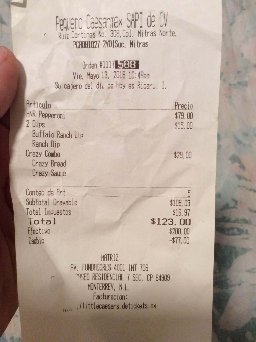 _gabycantu's tweet photo. Viernes 13 de Mayo, la pizza mas fea que me han vendido @littlecaesarsmx y tuvimos que quitar las burbujas quemadas. https://t.co/7YDXwz5TzE