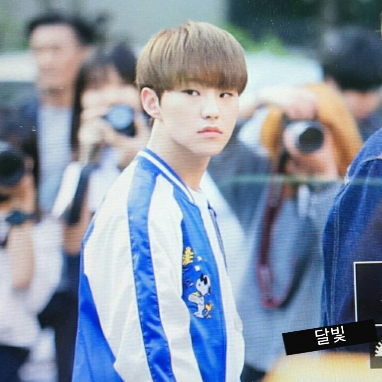 moon_light_17's tweet photo. 160520 뮤뱅출근 #호시 #순영  @pledis_17 https://t.co/Ko54vwUZQ1