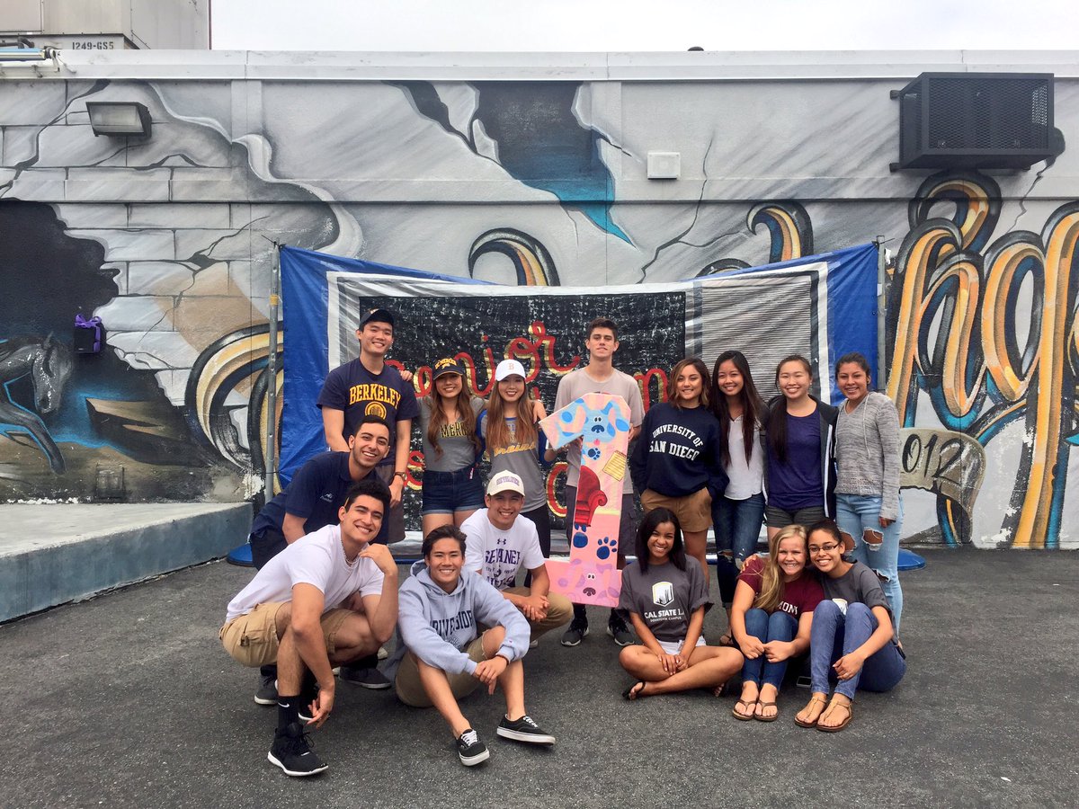 WalnutHigh_ASB's tweet photo. 3. 2. 1. 🎓😓 #SeniorCountdown2016 https://t.co/k6Dem1bENu