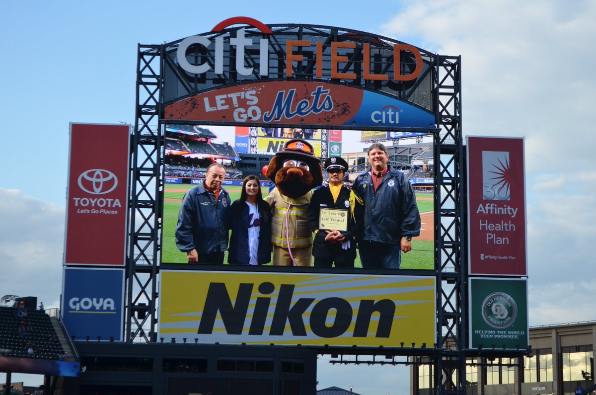 So cool to see <a href="/PghEMS/">Pittsburgh EMS</a> and <a href="/FappLocal1/">FAPPLocal1</a> President Jeff Tremel honored at NY Mets game with the Spirit Award from FDNY