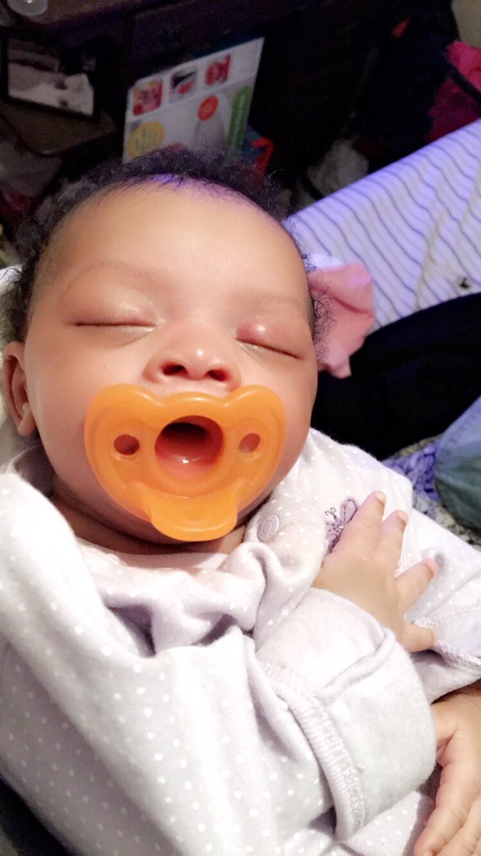 jc3x_'s tweet photo. Daddy baby.. She got her 4's up https://t.co/iwx2BCaY67