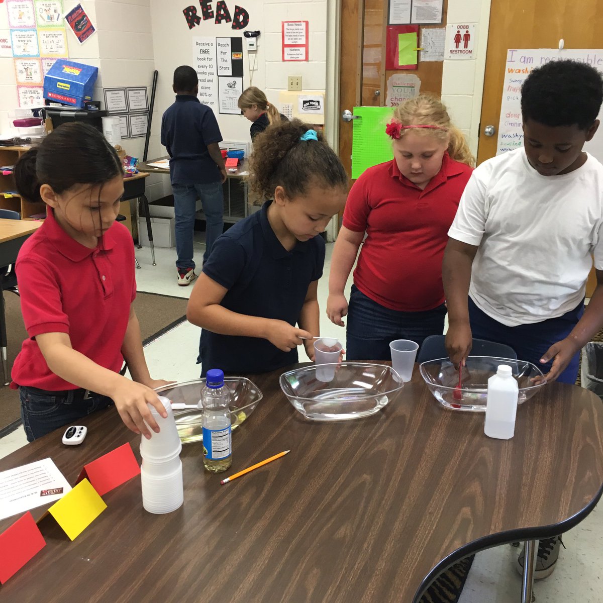 Kimnix88's tweet photo. Hands on learning- full day of science experiments @MCherryStreet  @BDS_Science https://t.co/yjFNipReJu