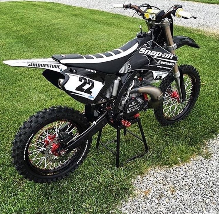 SolidFactionCo's tweet image. Black kawi with the red hubs. So clean. #moto #mx