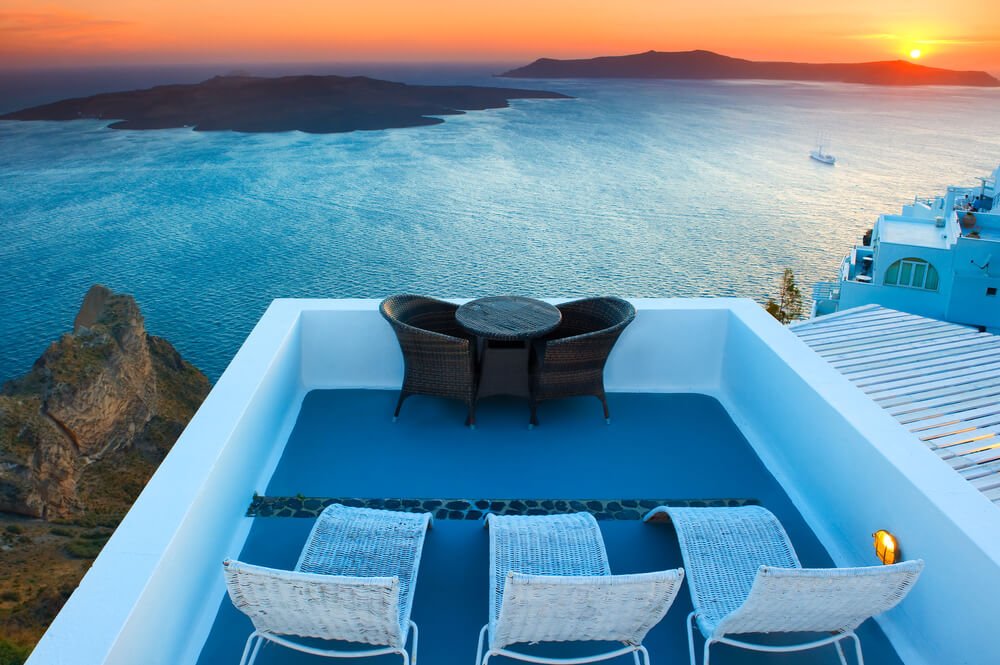 CultureTrip's tweet photo. Grant yourself a dream holiday in the charming island of Santorini to discover Greece's outstanding natural beauty. https://t.co/fkzIe9CTAR